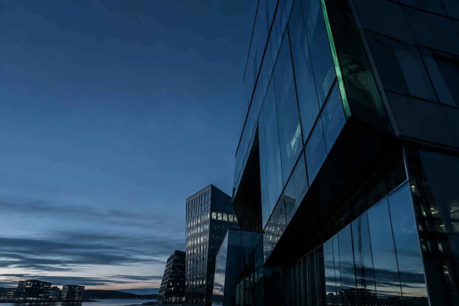 Moderne kontorbygg i Oslo ved skumring
